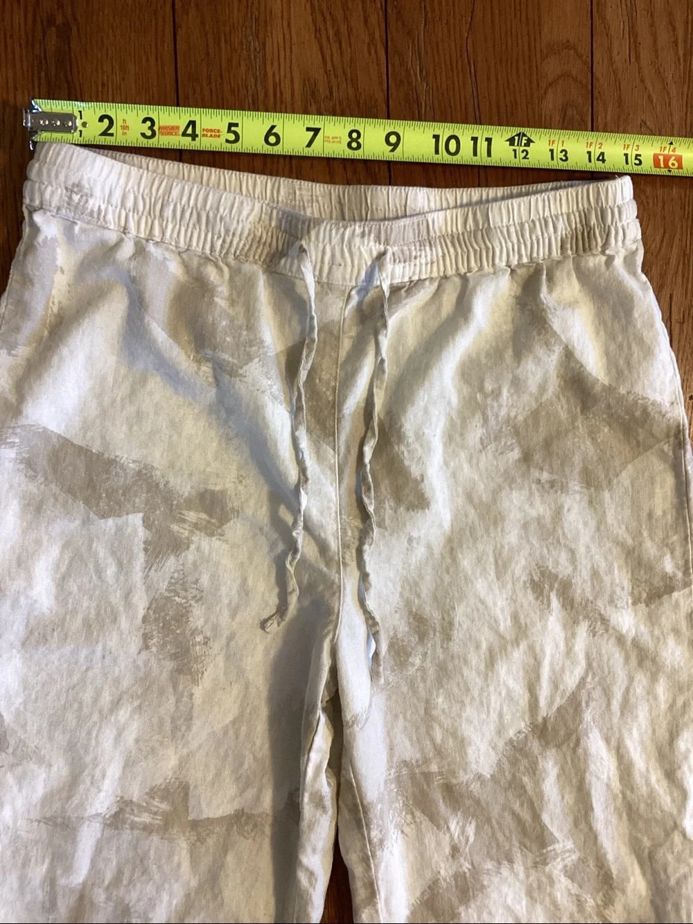 DKNY jeans cream and tan linen blend cropped pants. Women’s size medium